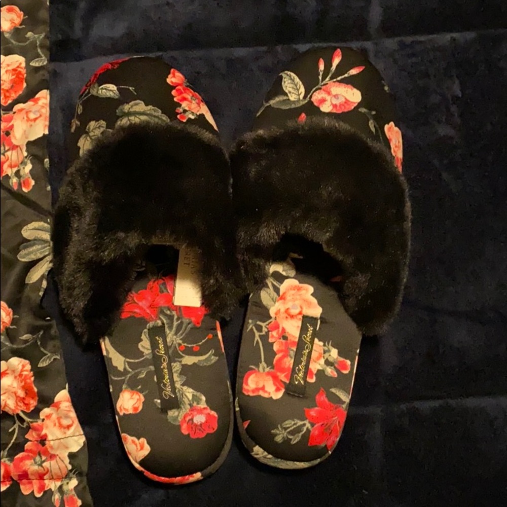 NWT Victoria’s Secret satin slippers - Picture 4 of 7